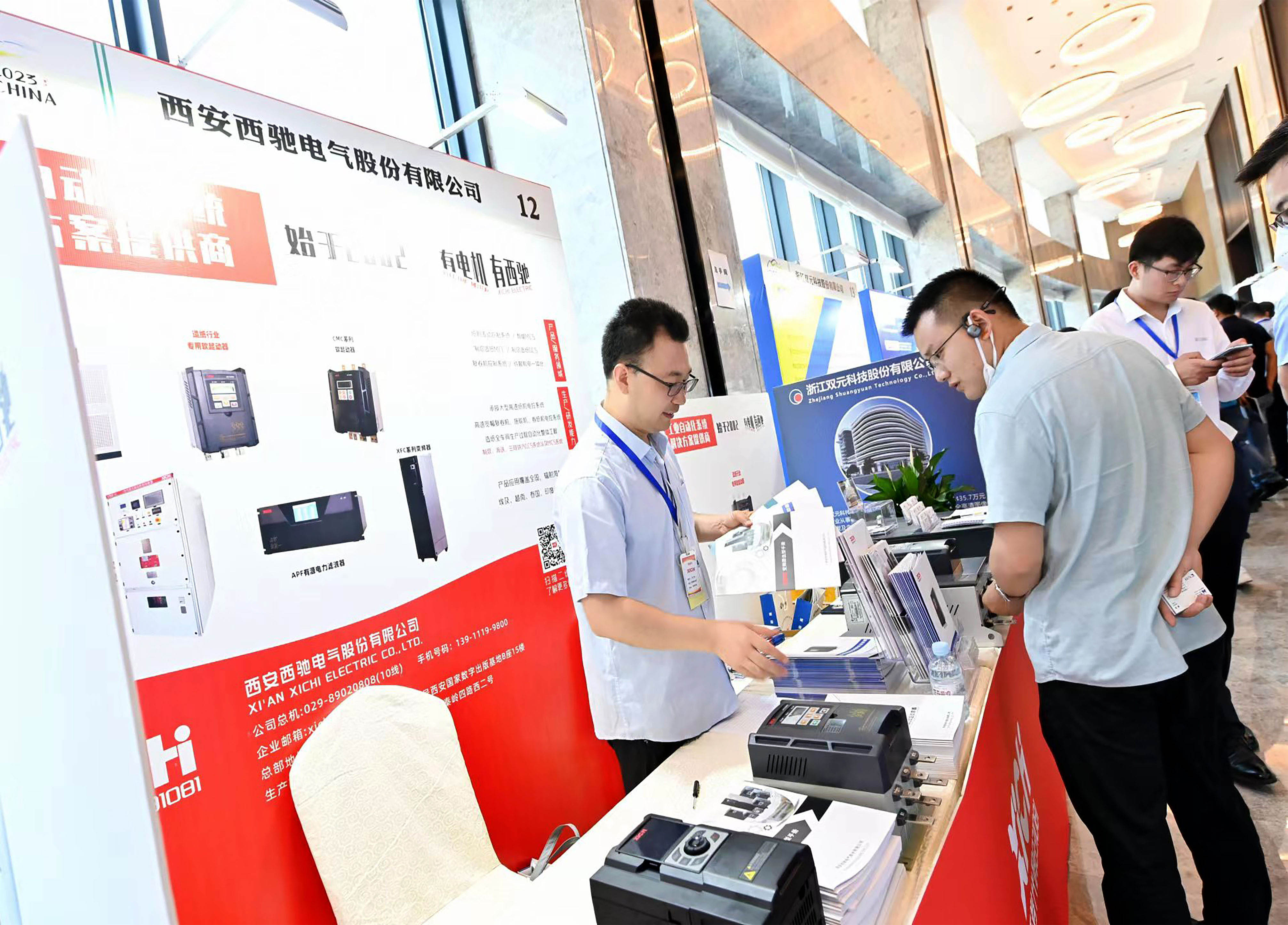 游艇会展台.jpg